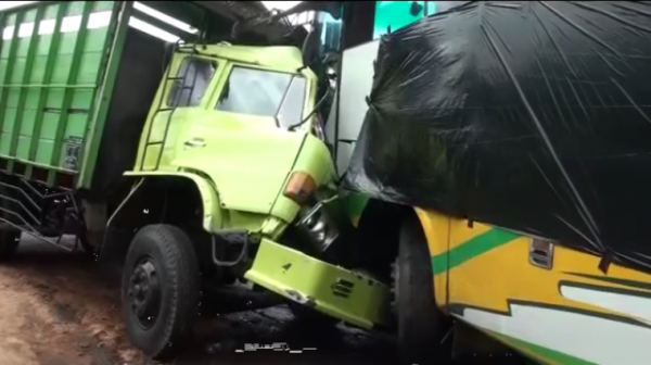 Sopir Ngantuk, Bus Sarat Penumpang Hantam Dua Truk Parkir