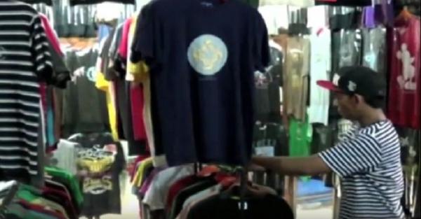 Seorang pembeli tengah memilih pakaian monza di Pajak Melati, Medan. (Foto: iNews/Dok)