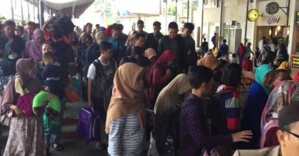 Ada Demo Buruh Penumpang Kereta Stasiun Gambir Menumpuk Di Jatinegara