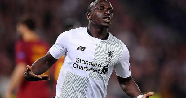 Winger Liverpool Sadio Mane (kiri) merayakan gol yang diciptkannya saat mengalahkan Everton 5-1 di Anfield, Kamis (5/12/2019) dini hari WIB. (Foto: Paul ELLIS/AFP)
