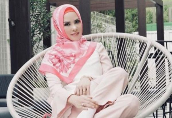 Artis cantik keturunan Tionghoa, Angel Lelga