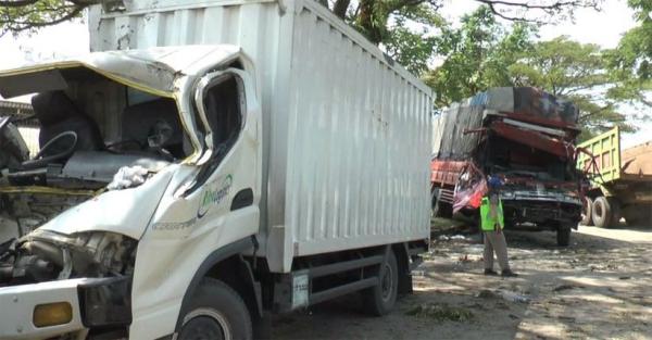Rem Blong Dump  Truk  Tabrak 2 Kendaraan di Semarang 2 