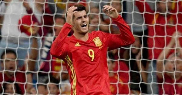 Para pemain Atletico Madrid merayakan gol yang dicetak Alvaro Morata (kiri) saat timnya bermain imbang 1-1 di Estadio de Mendizorroza, Rabu (30/10/2019) dini hari WIB. (Foto: ANDER GILLENEA/AFP)