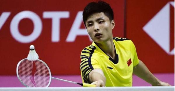Pebulu tangkis tunggal putra China, Shi Yuqi mundur karena cedera saat melawan wakil Jepang, Kento Momota dalam semifinal Piala Thomas di Ceres Arena, Aarhus, Denmark, Sabtu (16/10/2021). (Foto: Youtube/BWF TV)