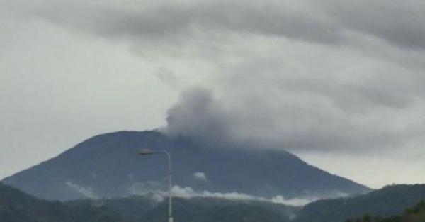 Gunung Agung 2 Kali Meletus, Semburkan Abu Vulkanik 500 Meter