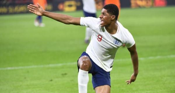 Duo Manchester United Marcus Rashford (kiri) dan Anthony Martial merayakan gol mereka ke gawang Brighton and Hove Albion 3-1 pada pekan ke-12 Premier League di Old Trafford, Minggu (10/11/2019) malam WIB.  (Foto: Premier League)