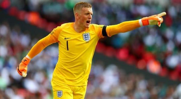 Kiper Timnas Inggris Jordan Pickford (kanan) bersama pacarnya, Megan Davison. (Foto: Daily Mail)