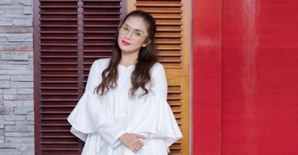 Ussy 1 Artis cantik punya anak sebelum menikah.