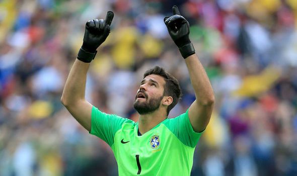 Alisson Becker Kiper Liverpool Alisson Becker kecewa usai melakukan blunder saat menjamu Manchester City pada pekan ke-23 Liga Inggris 2020/2021 di Anfield, Minggu (7/2/2021) dini hari WIB. (Foto: REUTERS)