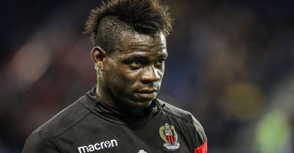 Balotelli 1 Penyerang Brescia Mario Balotelli ingin meninggalkan lapangan setelah merasa dihina pendukung Hellas Verona di Marc Antonio Bentegodi, Minggu (3/11/2019) malam. (Foto: AP)