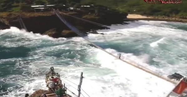 Pantai Timang1 Keindahan Pantai Timang dengan pemandangan gondola di atas laut. (foto: iNews.id/Suharjono)