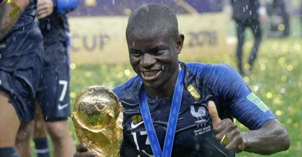 Gelandang Chelsea N`Golo Kante (tengah) dibopong keluar lapangan saat menghadapi Manchester United (MU) pada Premier League, Selasa (18/2/2020). (Foto: Football London)