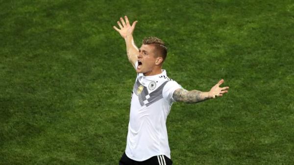 Toni Kroos menjadi algojo corner kick yang berujung gol ke gawang Valencia pada semifinal Piala Super Spanyol di King Abdullah Sports Center, Kamis (9/1/2020) dini hari WIB. (Foto: Canal1)