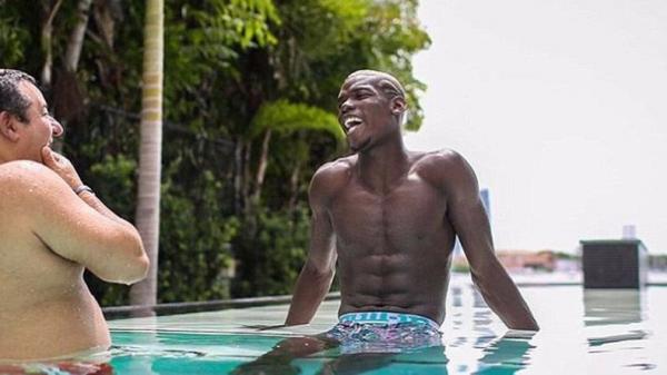 Paul Pogba (kanan) bersama agennya, Mino Raiola. (Foto: The Sun)