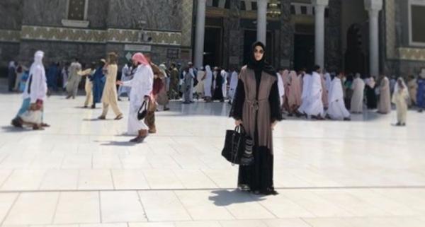 Ibadah Haji, Begini Gaya Berhijab Nia Ramadhani dan Kartika Putri