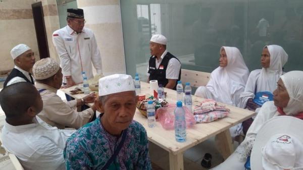 Pulang dari Mina, Jamaah Haji Indonesia Diturunkan Paksa di Jalan