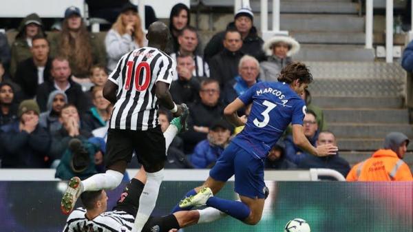 Emerson Palmieri dan Marcos Alonso (Foto: Football London)