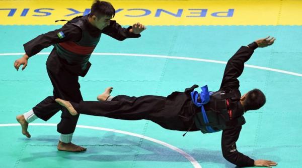 Pencak Silat Gubernur Jabar Ridwan Kamil berfoto bersama para pendekar pencak silat dalam Pagelaran dan Sarasehan Hari Pencak Silat di Gedung Sate, Kota Bandung, Sabtu (12/12/2020). (Foto/Humas Pemprov Jabar)