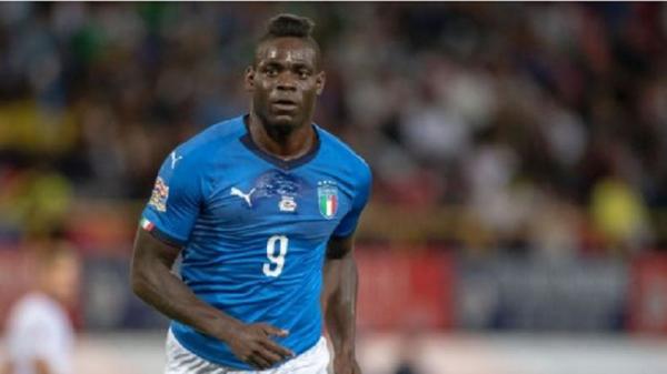 Penyerang Brescia Mario Balotelli ingin meninggalkan lapangan setelah merasa dihina pendukung Hellas Verona di Marc Antonio Bentegodi, Minggu (3/11/2019) malam. (Foto: AP)