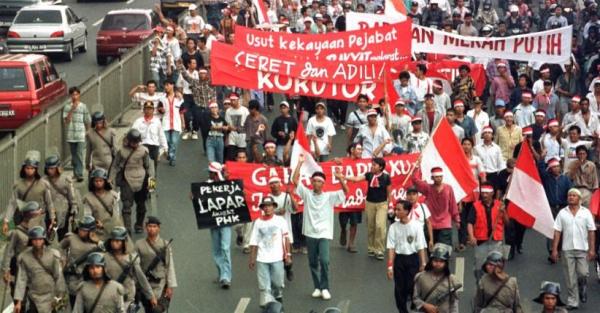 Menilik Krisis 1998 Yang Merangsang Pertumbuhan Sektor Informal