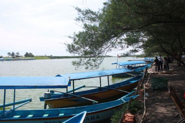 Wisatawan di Pantai Glagah bisa menikmati keindahan laguna dengan naik perahu wisata. (foto: iNews.id/Kuntadi)