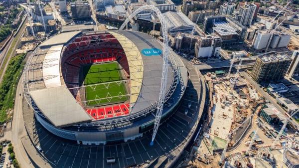 Bentuk dukungan Stadion Wembley terhadap perjuangan National Health Service (Foto: Sky Sports)