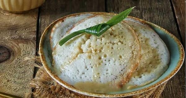 Serabi kocor makanan tradisional berbahan tepung beras dan santan ramai diburu konsumen. (Foto: iNews.id/Trisna Purwoko)