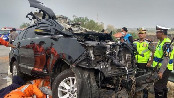 Mobil Innova Tabrak Truk di Tol Surabaya Mojokerto 5 