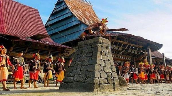 5 tempat wisata di Nias Sumatra Utara, salah satunya Desa Bowomataluo yang terkenal dengan tradisi lompat batu. (Foto: Istimewa)