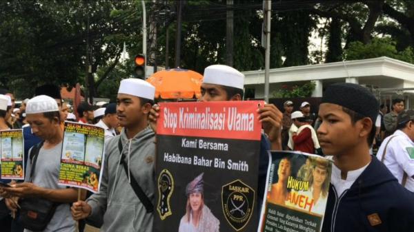 Massa pendukung Habib Bahar bin Sminth melakukan demonstrasi di Bareskrim Polri, Jakarta, Kamis (6/12/2018). (Foto: iNews.id/Felldy Utama)