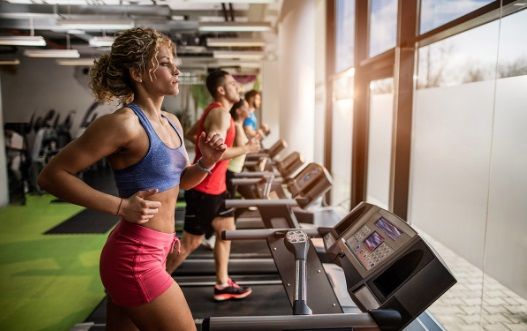 Mendaki gunung di treadmill adalah pilihan olahraga untuk menurunkan berat badan. 