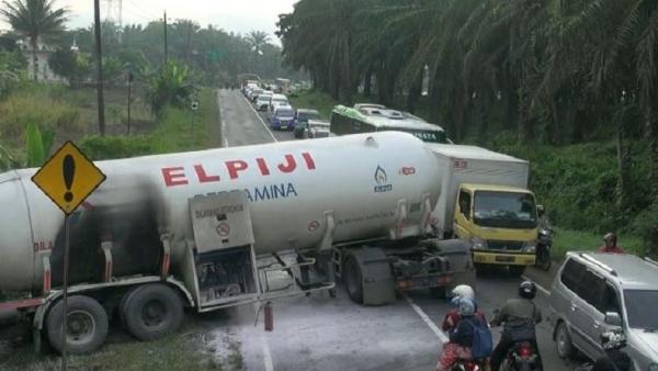  Truk Gas Elpiji  Tergelincir dan Terbakar di Jalan Lintas 