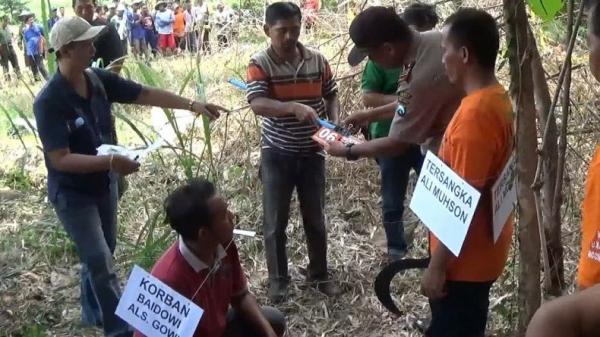 Polisi Rekonstruksi Pembunuhan Sadis Akibat Cinta Segitiga Di Kediri Bagian 1