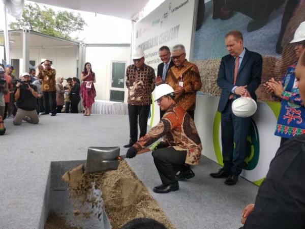 Gubernur DKl Jakarta, Anies Rasyid Baswedan melakukan peletakkan batu pertama atau groundbreaking fasilitas pengelolaan Sampah dalam kota Intermediate Treatment Facility (lTF) Sunter, Kamis (20/12/2018).