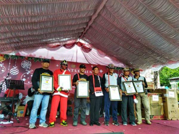 50 penerjun payung berkostum ala santa claus di langit Papua mendapat rekor Muri