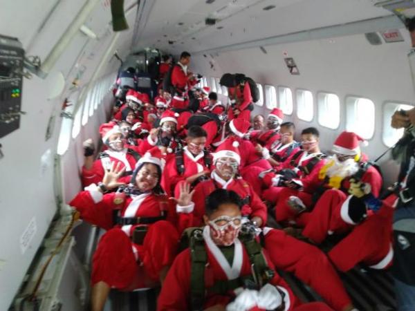 50 penerjun berkostum ala Santa Claus