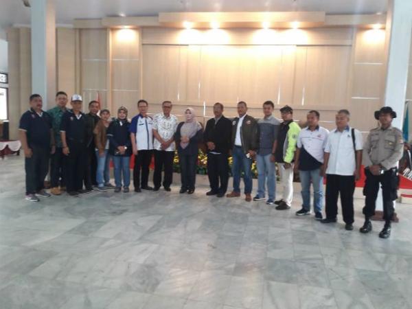 Tim Charoen Pokphand Indonesia (CPI) memberikan bantuan logistik untuk korban tsunami Selat Sunda berupa air mineral kemasan Frozen sebanyak 3.560 karton kepada Bupati Pandeglang Irna Narulita. (Foto: Istimewa)