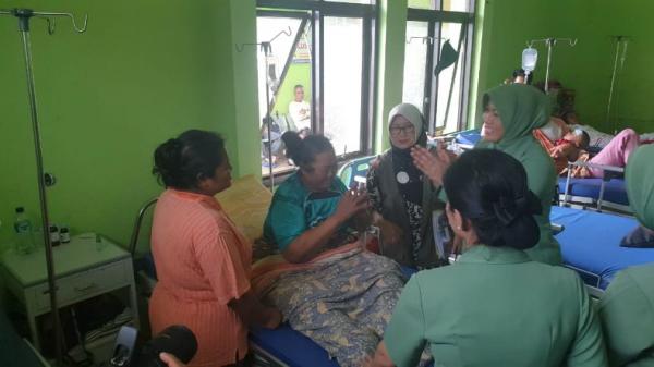 Persit Cabang II PCBS Kopassus, Grup 1 Kopassus mengunjungi korban tsunami Selat Sunda di Banten, Jumat (28/12/2018). (Foto: Kopassus)