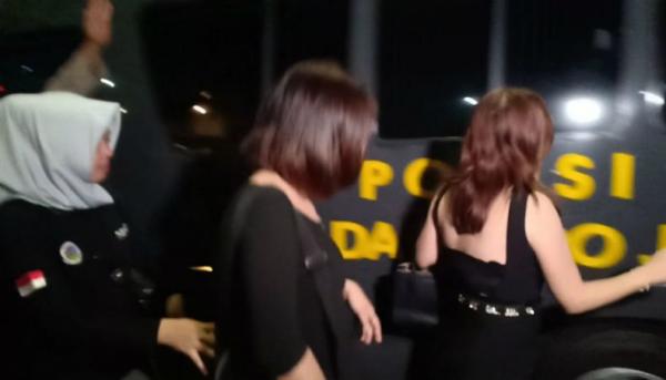 Direktorat Narkoba (Dirnarkoba) Polda Metro Jaya melakukan razia narkoba di Play Sure KTV & Lounge, kawasan Harmoni, Jakarta Pusat, Sabtu (29/12/2018) malam. (Foto: Polda Metro Jaya)