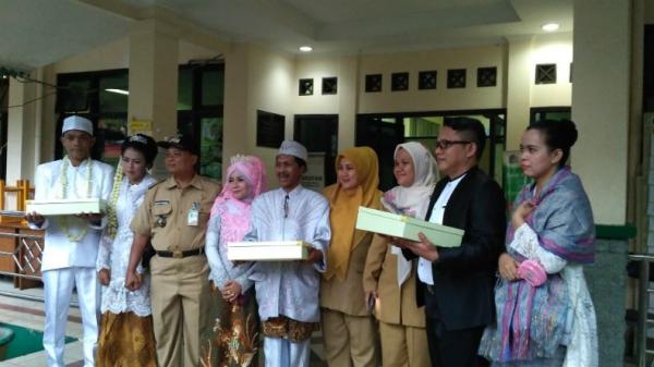 TIga Warga Kelurahan Kebon Siri mengikuti nikah massal