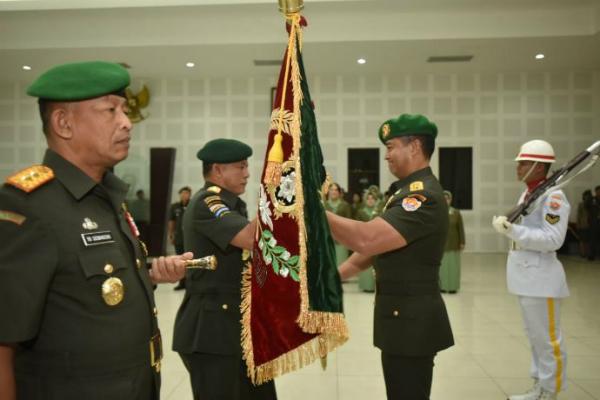 KSAD Jenderal TNI Andika Perkasa memimpin sertijab Pangkostrad dan Irjenad serta jabatan strategis lainnya.