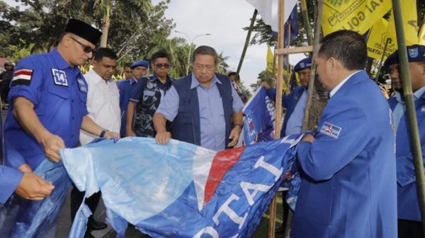 Perusakan atribut kampanye Partai Demokrat di Pekanbaru, Riau, Sabtu (15/12/2018) dini hari.