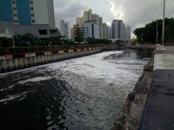 Kali Iten atau Kali Sentiong yang dipenuhi busa. (Foto: iNews.id/Wildan Catra Mulia)