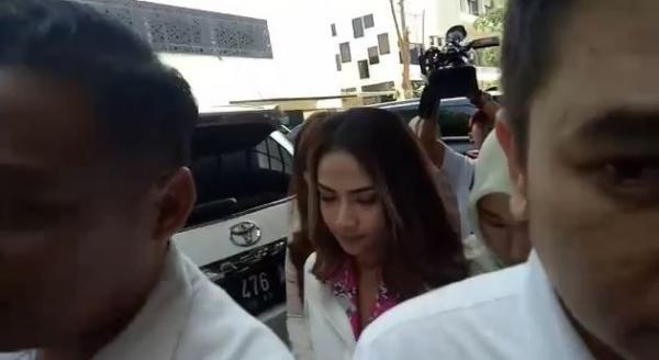 Sebelum Digerebek, Vanessa Dijemput Mobil Pelat Merah Menuju Hotel