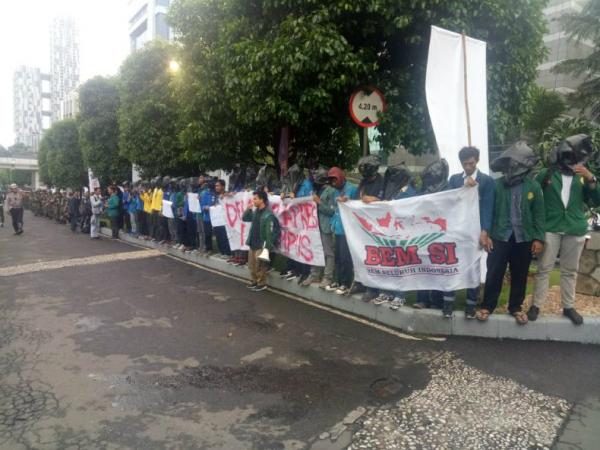 Sejumlah mahasiswa yang tergabung dalam Badan Eksekutif Mahasiswa Seluruh Indonedia (BEM SI) melakukan demonstrasi di arena debat capres-cawapres menuntut digelar di kampus, Kamis (17/1/2019). (foto: iNews.id/Wildan Catra Mulia)