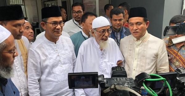 Ketua Umum Partai Bulan Bintang (PBB), Yusril Ihza Mahendra, mengunjungi Ustaz Abu Bakar Ba'asyir di LP Gunungsindur, Bogor, Jawa Barat, Jumat (18/1/2019). (Foto: Istimewa)