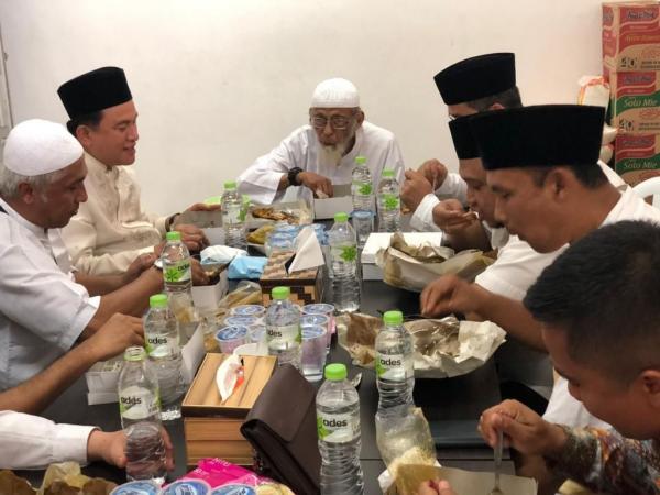 Ketua Umum Partai Bulan Bintang (PBB), Yusril Ihza Mahendra, mengunjungi Ustaz Abu Bakar Ba'asyir di LP Gunungsindur, Bogor, Jawa Barat, Jumat (18/1/2019). (Foto: Istimewa)