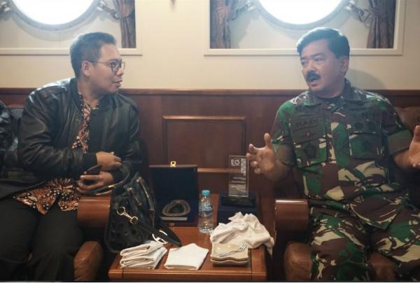 Panglima TNI Marsekal Hadi Tjahjanto berdialog dengan Pemred iNew TV Yadi Hendriyana. (Foto: iNews)