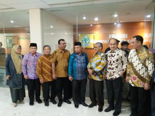 Sebanyak tiga calon wakil gubernur (cawagub) DKI Jakarta dari Partai Keadilan Sejahtera (PKS) mendatangi Fraksi Partai Golkar DPRD untuk memperkenalkan diri dan bersilaturahmi, Selasa (29/1/2019). (Foto: iNews.id/Wildan Catra Mulia)