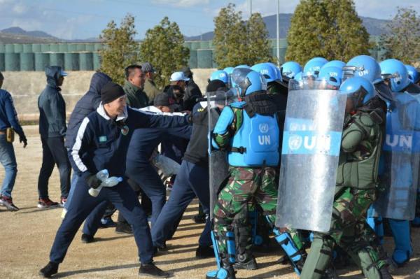 Tugas Satgas MPU (Military Police Unit) Kontingen Garuda XXV-K/UNIFIL ikut mengamankan lokasi pertempuran di wilayah selatan Lebanon dalam rangka latihan, Senin (28/1/2019). (Foto: Puspen TNI)